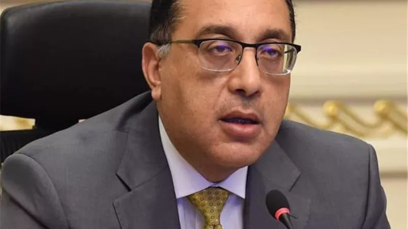 مدبولى يتفقد القطار الكهربائى من محطة عدلى منصور