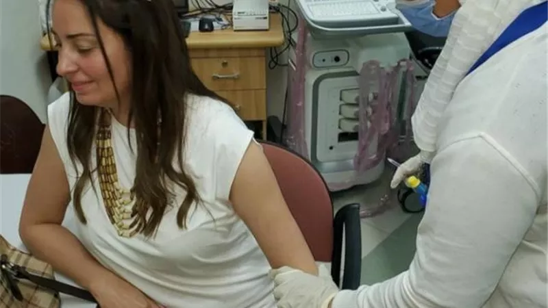 نيرمين الفقي تتلقى الجرعة الثانية من لقاح كورونا.. صور