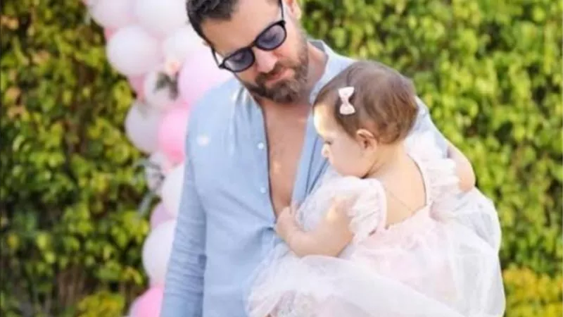 كندة علوش لـ عمرو يوسف: ”كل سنة وانت ألذ أب ربنا يخليك لينا يا أبو حياة”