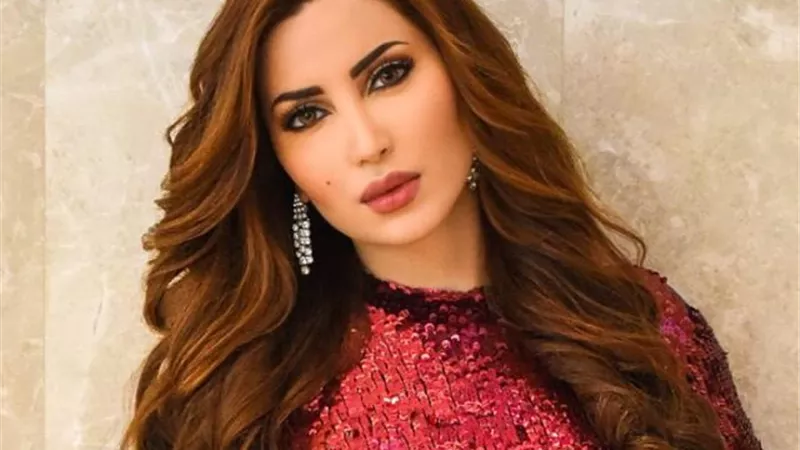 بـ فستان أبيض قصير.. نسرين طافش تشعل السويشال ميديا بإطلالة جريئة