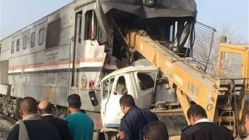 تفاصيل مأساوية.. قطار يدهس سيارة محملة بالعمال فى حلوان