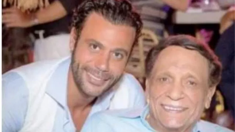 بعد غيابه عن الأضواء.. الزعيم عادل إمام بلحية فى أحدث ظهور له