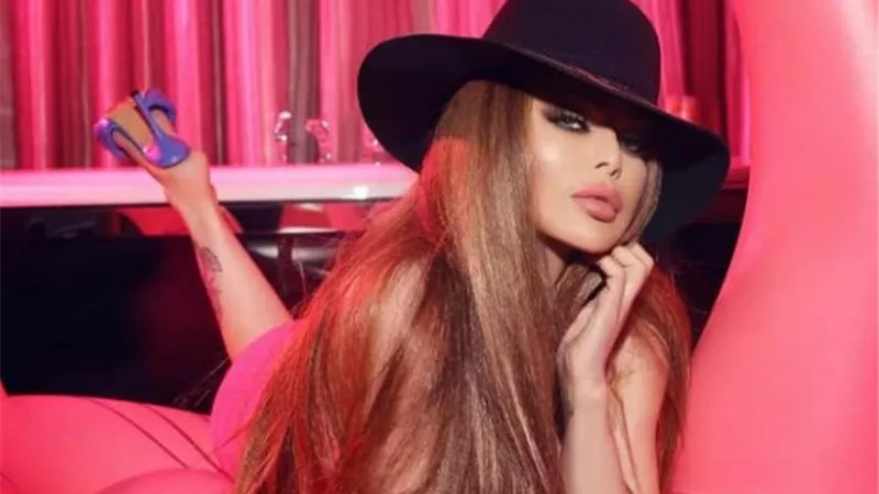 هيفاء وهبي تخطف الأنظار بفستان أحمر قصير في أحدث جلسة تصويرية.. صور