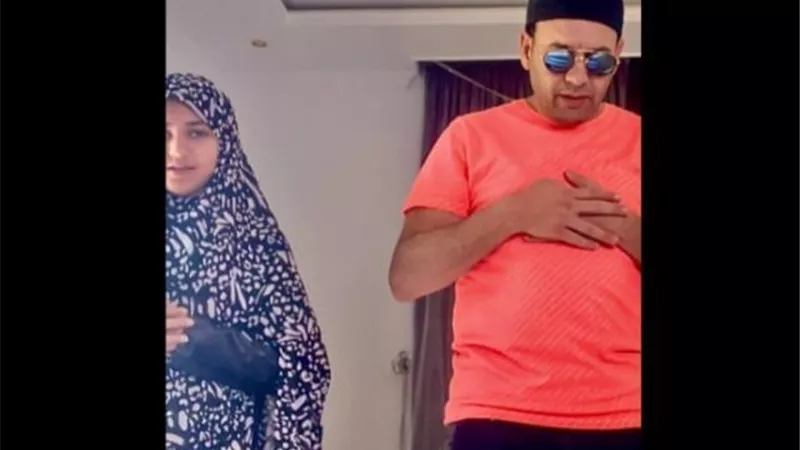 الصلاة بالنظارة.. مصطفى قمر يثير الجدل بصورة مع ابنته جودي.. ومتابعوه: حرام عليكم