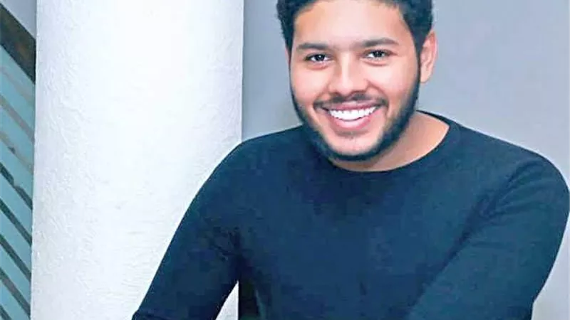 محمد شاهين بالعكاز بعد تعافيه من الرباط الصليبى