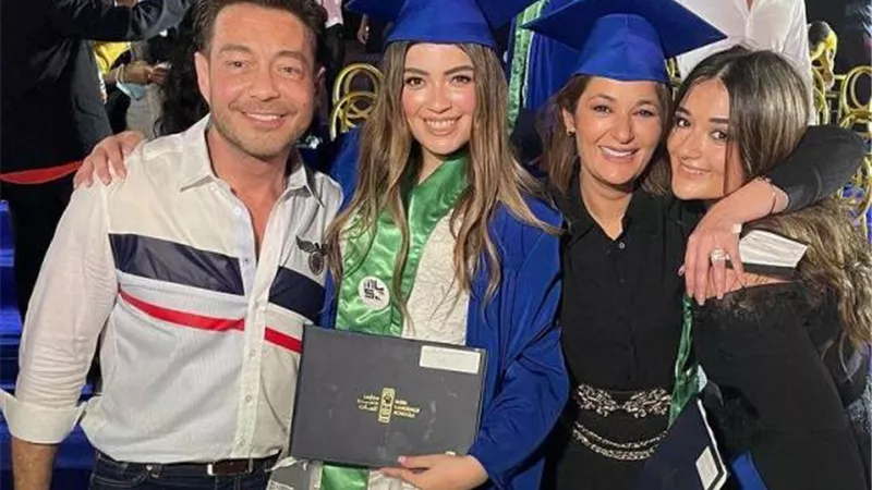 أحمد زاهر يحتفل بتخرج نجلته بفيديو جديد عبر ”فيس بوك” ويعلق: فخور بيكى أوى