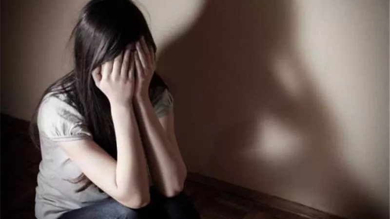 فتيات يتهمن فنان شهير بالتحرش.. اعرف الحكاية