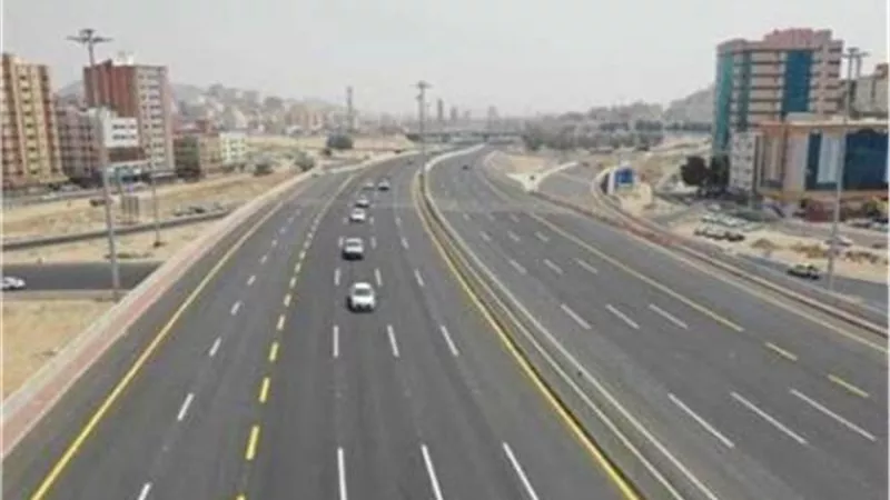وزير النقل يتابع أعمال التطوير بالطريق الدائري