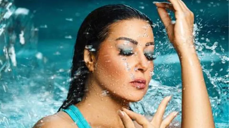 سمية الخشاب تحتفل بالصيف بشكل جرئ من حمام السباحة