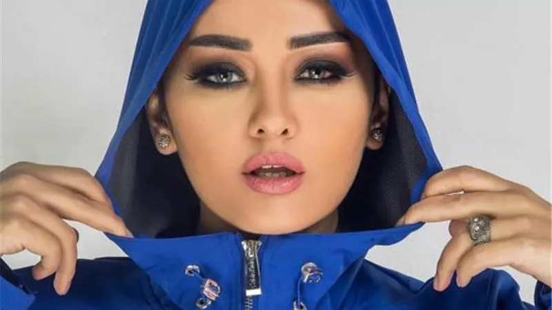 بصورة نادرة من طفولتها راندا البحيري: ”كان نفسي أبقي مُدرسة إنجليزي”