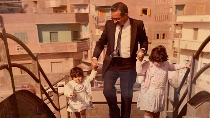 مي نور الشريف تكشف عن صورة نادرة برفقة والدها من كواليس ”آخر الرجال المحترمين”