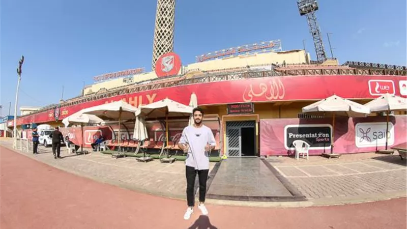 طاهر محمد طاهر  يرتدي القميص ”27” مع الأهلي