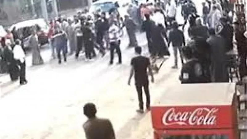 إصابة شخصين إثر انهيار سور منزل على سيارتين بالمنصورة
