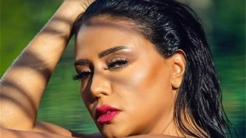 بفستان مثير مكشوف..  رانيا يوسف تحتفل بالعرض الخاص لـ ”الآنسة فرح 2” (صور)