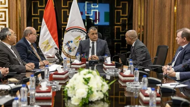 بالتعاون مع إيطاليا.. «الإنتاج الحربي» تدرس تعميق توطين مكونات المصاعد والسلالم الكهربائية