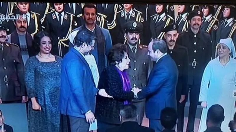 السيسي لـ سميحة أيوب: عندي أمنية إني أسلم عليكي.. والأخيرة: شكرًا يا عزيز مصر
