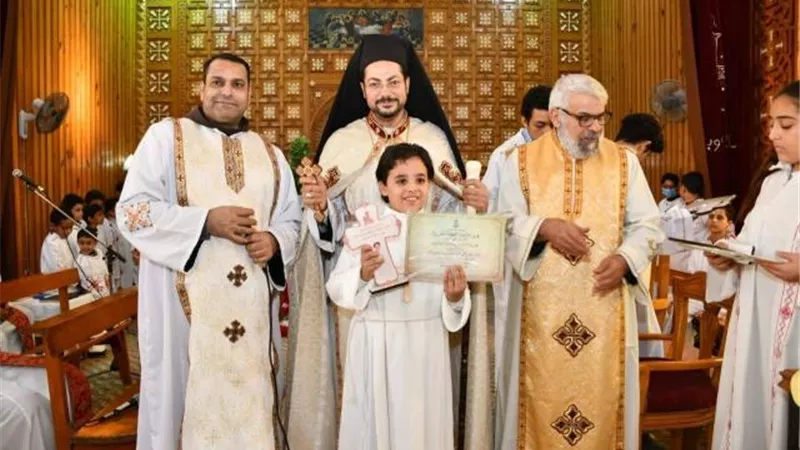 شاهد..«الكاثوليكية» ترسم أطفالاً لرتبة الشموسية بقداس الآباء الفرنسيسكان