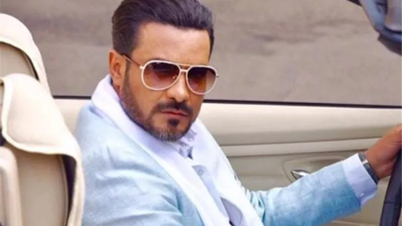 محمد رجب يكشف عن البوستر الدعائي الأول لمسلسل ”ضربة معلم”