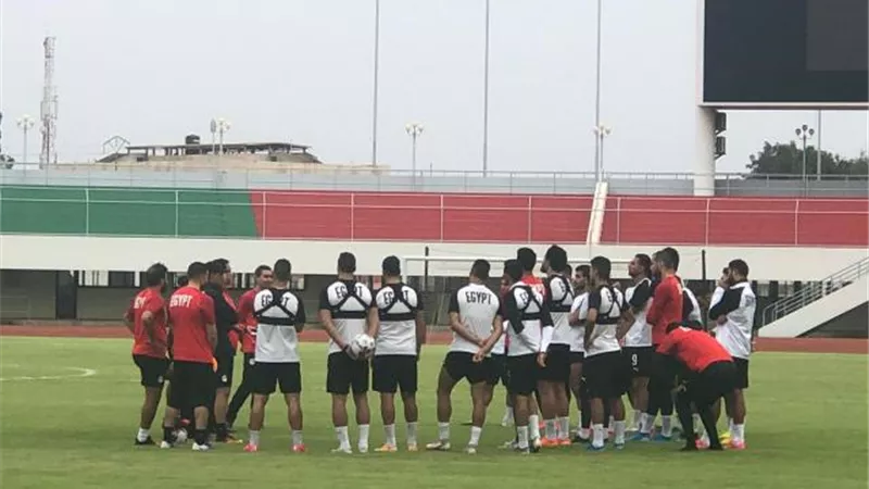 لاعبو منتخب مصر يبدأون عمليات الاحماء علي ملعب المباراة