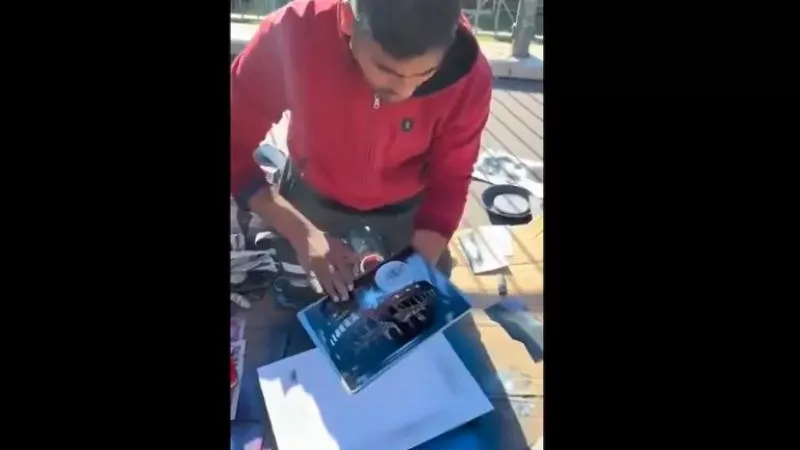 في شوارع إيطاليا.. فنان يحول كمبيوتر محمول إلى قطعة فنية مدهشة (فيديو)
