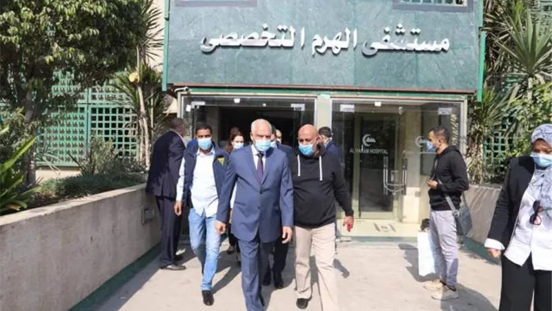 حجز بالرعاية المركزة وكسر بالعمود الفقري..محافظ الجيزة يكشف حالة المصابين بإنقلاب أتوبيس مدرسة بالرماية