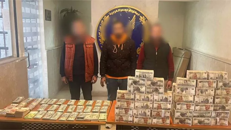 ضبط 3 أشخاص لقيامهم بالإتجار غير المشروع بالنقد الأجنبى