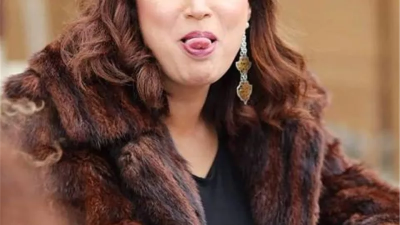 صفاء جلال تخرج لسانها: اللي مش عاجبه يشرب من البحر