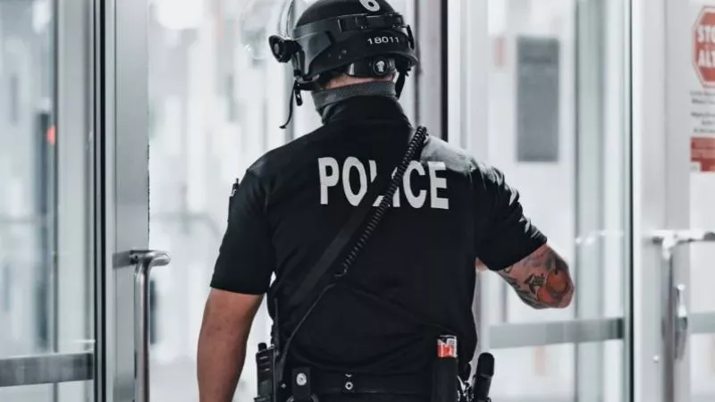 القبض على أمريكية قتلت طفلتها وقادت السيارة مع جثتها لأيام