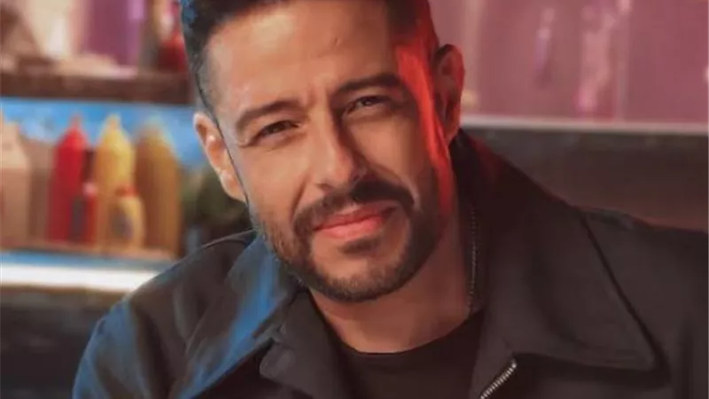 محمد حماقي يشعل مسرح السعودية بأغاني مختلفة