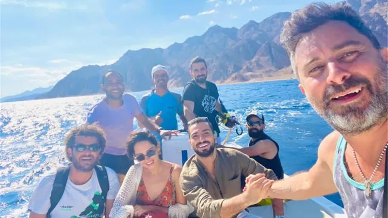 ياسمين رئيس ومحمد الشرنوبي في كواليس تصوير فيلم ”جارة القمر”