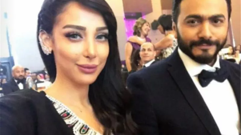 تامر حسني يغازل بسمة بوسيل بأغنيته الجديدة ”في جمال كده” (فيديو)