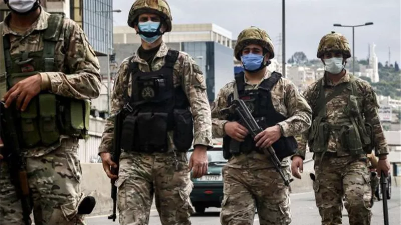 الجيش اللبناني يحقق مع مظلي من الجنسية التركية هبط على شاطئ عدلون