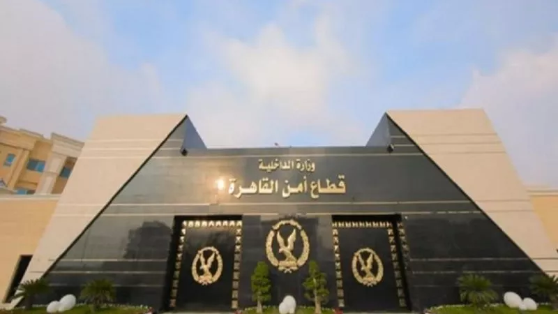 كشف ملابسات وجود حفرة بطريق السويس تتسبب في إحداث تلفيات بالسيارات
