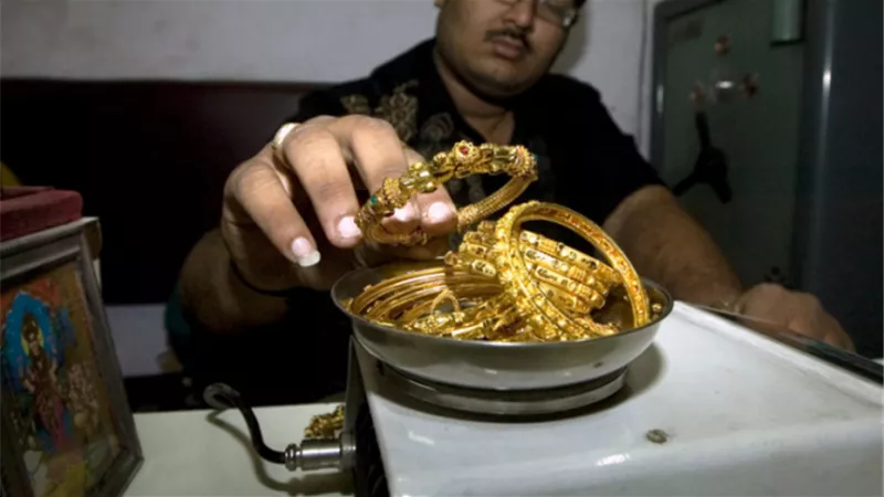 ما هو حكم أخذ الزوج شبكة زوجته؟