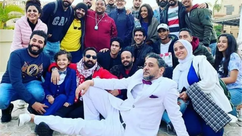 بالصورة.. فريق عمل ”الآنسة فرح” يحتفل بإنتهاء تصوير الموسم الثاني