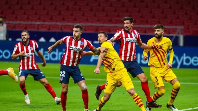 أتلتيكو مدريد يتقدم على برشلونة بهدف في الشوط الأول