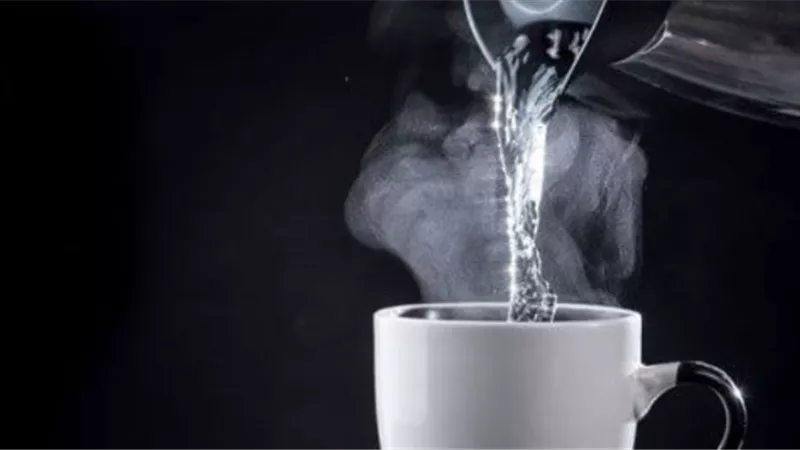 هل الماء الدافئ الأفضل للجسم في الشتاء؟.. هاني الناظر يجيب