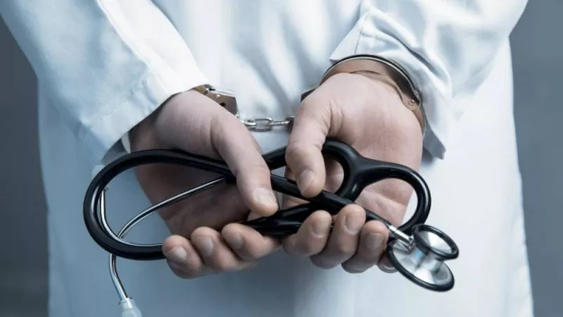 تفاصيل مشروع قانون المسؤولية الطبية: حالات إعفاء الأطباء من المحاسبة في حالات وقوع ضرر للمرضى