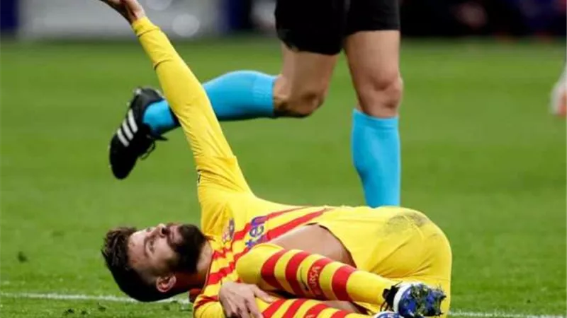 برشلونة يتلقي ضربة جديدة بعد إصابه بيكيه وسيرجيو روبيرتو