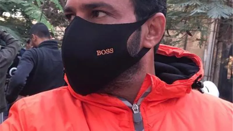 شاهد.. محمد رجب بالكمامة في كواليس مسلسل ”ضربة معلم”