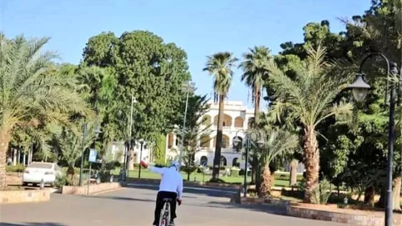 يحاول تقليد الرئيس السيسي.. مسئول كبير يصل إلى قصر الرئاسة بالدراجة