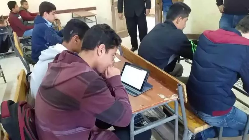 تأخر تسليم التابلت يصنع الأزمات .. و«التعليم» مقصرة في محاربة الكتب الخارجية| خاص