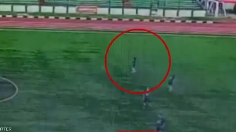 صاعقة رعدية تنهي حياة  لاعب كرة قدم اثناء مباراة في  اندونسيا