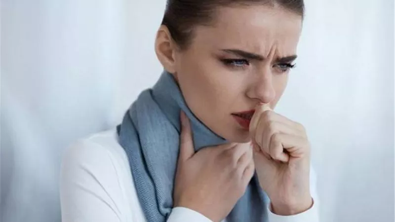 «من البيت وبدون مضادات حيوية».. حيل سريعة لعلاج السعال