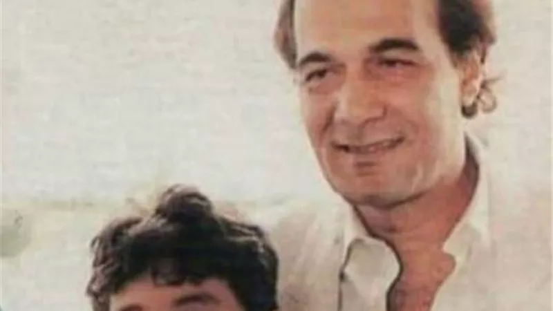 عمرو محمود ياسين يحيي الذكرى الأربعين لرحيل والده بصورة نادرة