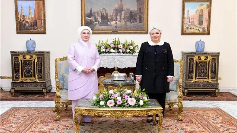 انتصار السيسي وقرينة الرئيس التركى في زيارة خاصة لغرفة عمليات حياة كريمة