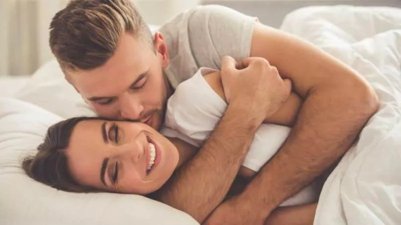 «فيزياء» القبلات و«أحضان الأحياء».. ما هو الحب بلغة المعامل الكيميائية؟