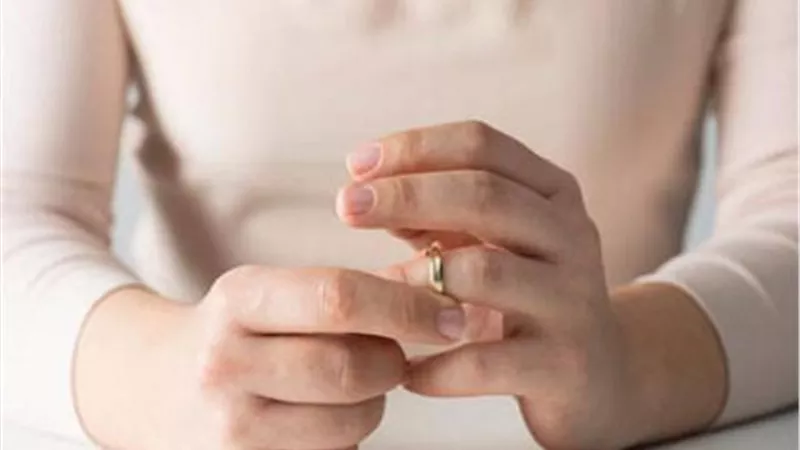 إمرأة تزوجت بشخص يكبرها وقلبها به حب قديم.. هل هي آثمة؟