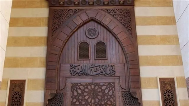 الإفتاء تكشف حكم الأكل مع غير المسلمين على مائدة واحدة