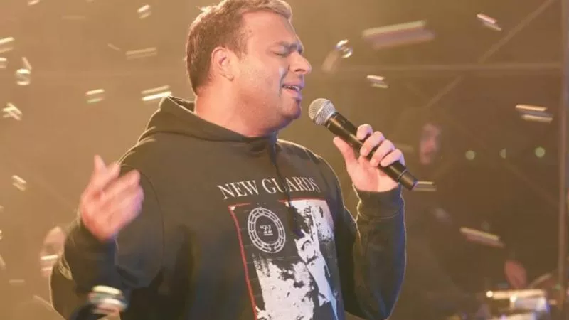 رامي صبري يتألق في حفل عيد الحب ويرفع شعار كامل العدد